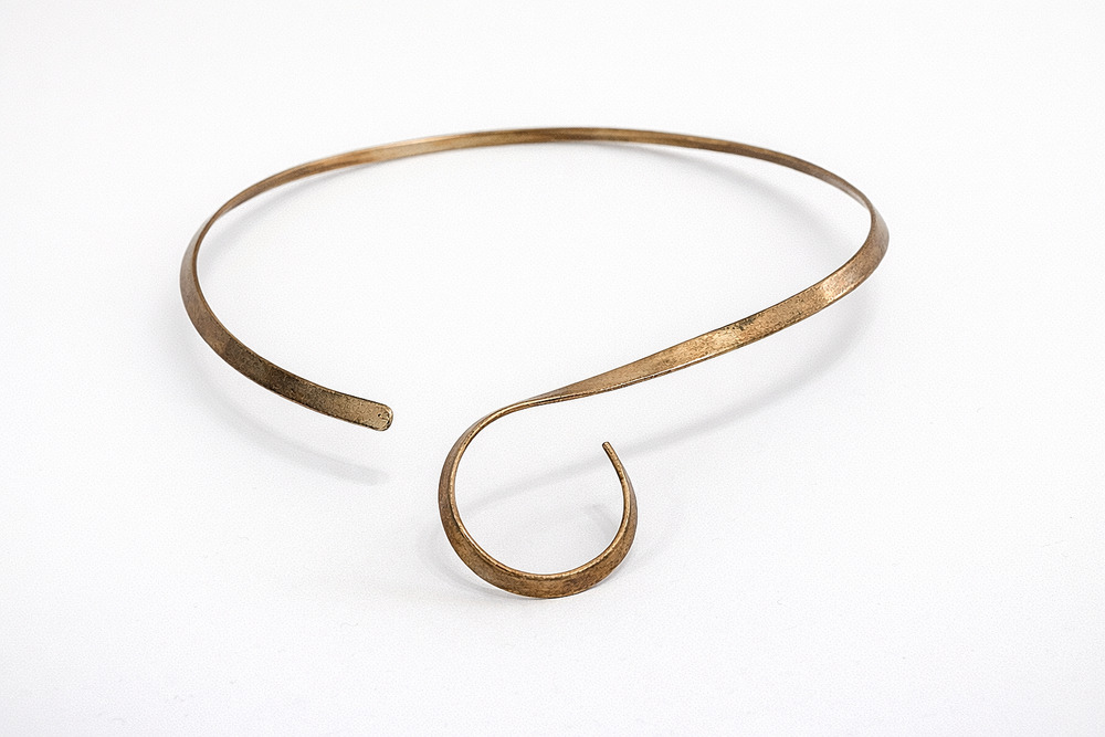 Vintage Curved Metal Collar Choker – Adjustable Sculptural Statement Necklace